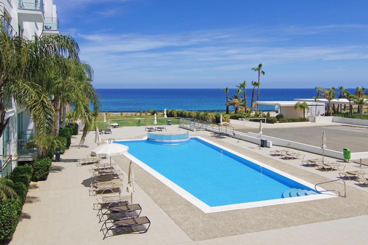 Meryl - Coralli Beachfront Apartment Protaras Bagian luar foto