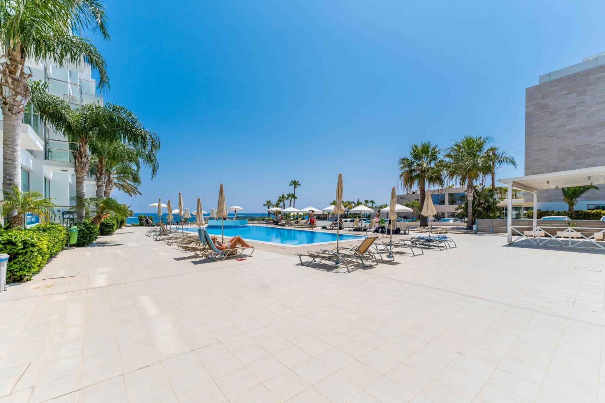 Meryl - Coralli Beachfront Apartment Protaras Bagian luar foto