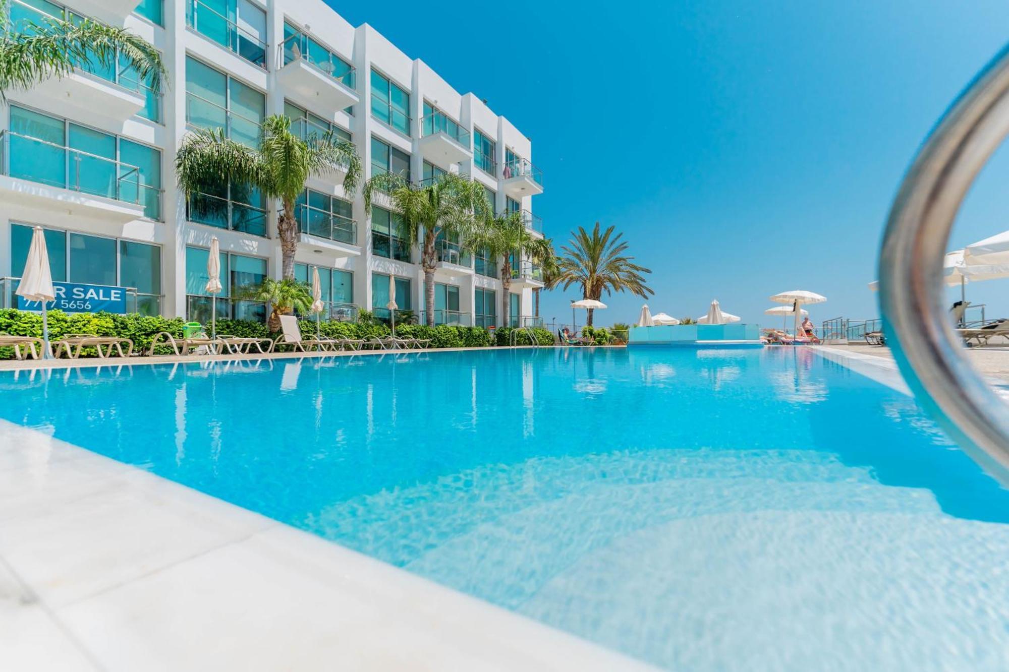 Meryl - Coralli Beachfront Apartment Protaras Bagian luar foto