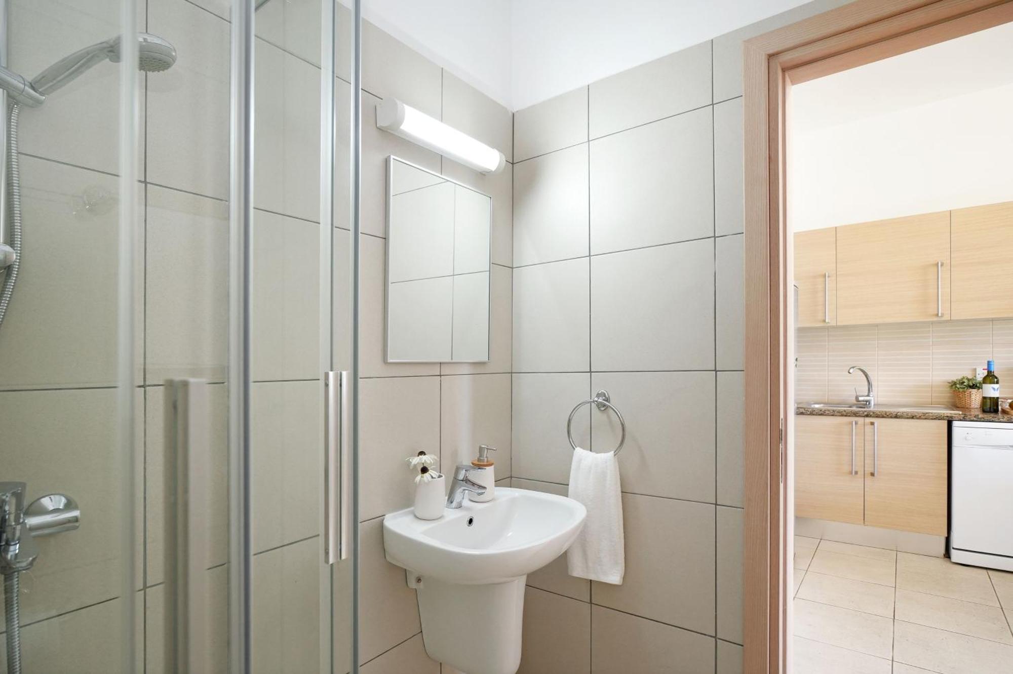 Meryl - Coralli Beachfront Apartment Protaras Bagian luar foto