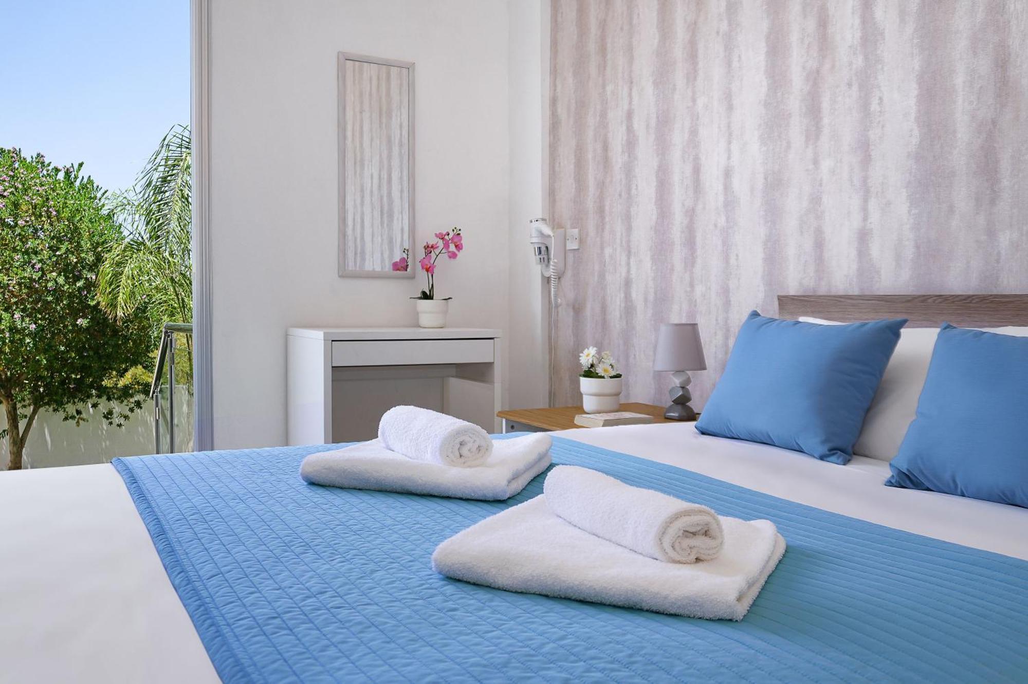 Meryl - Coralli Beachfront Apartment Protaras Bagian luar foto