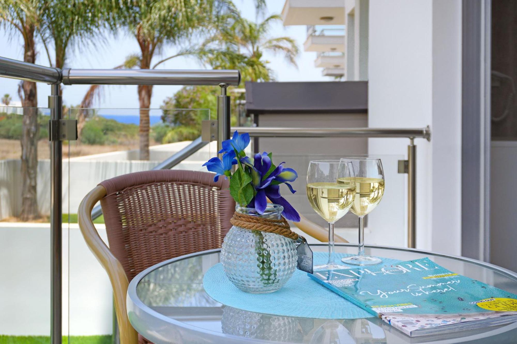 Meryl - Coralli Beachfront Apartment Protaras Bagian luar foto