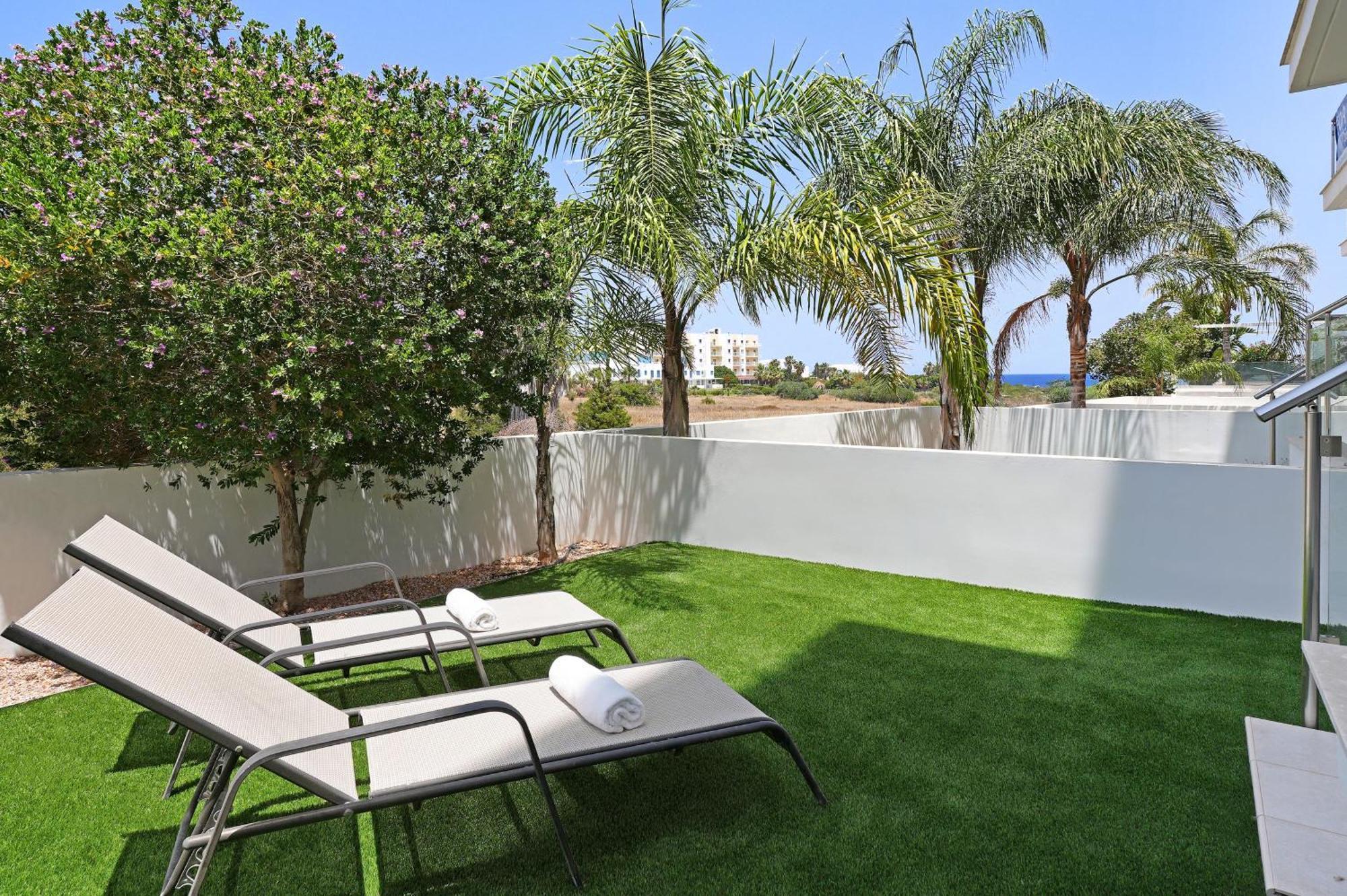 Meryl - Coralli Beachfront Apartment Protaras Bagian luar foto