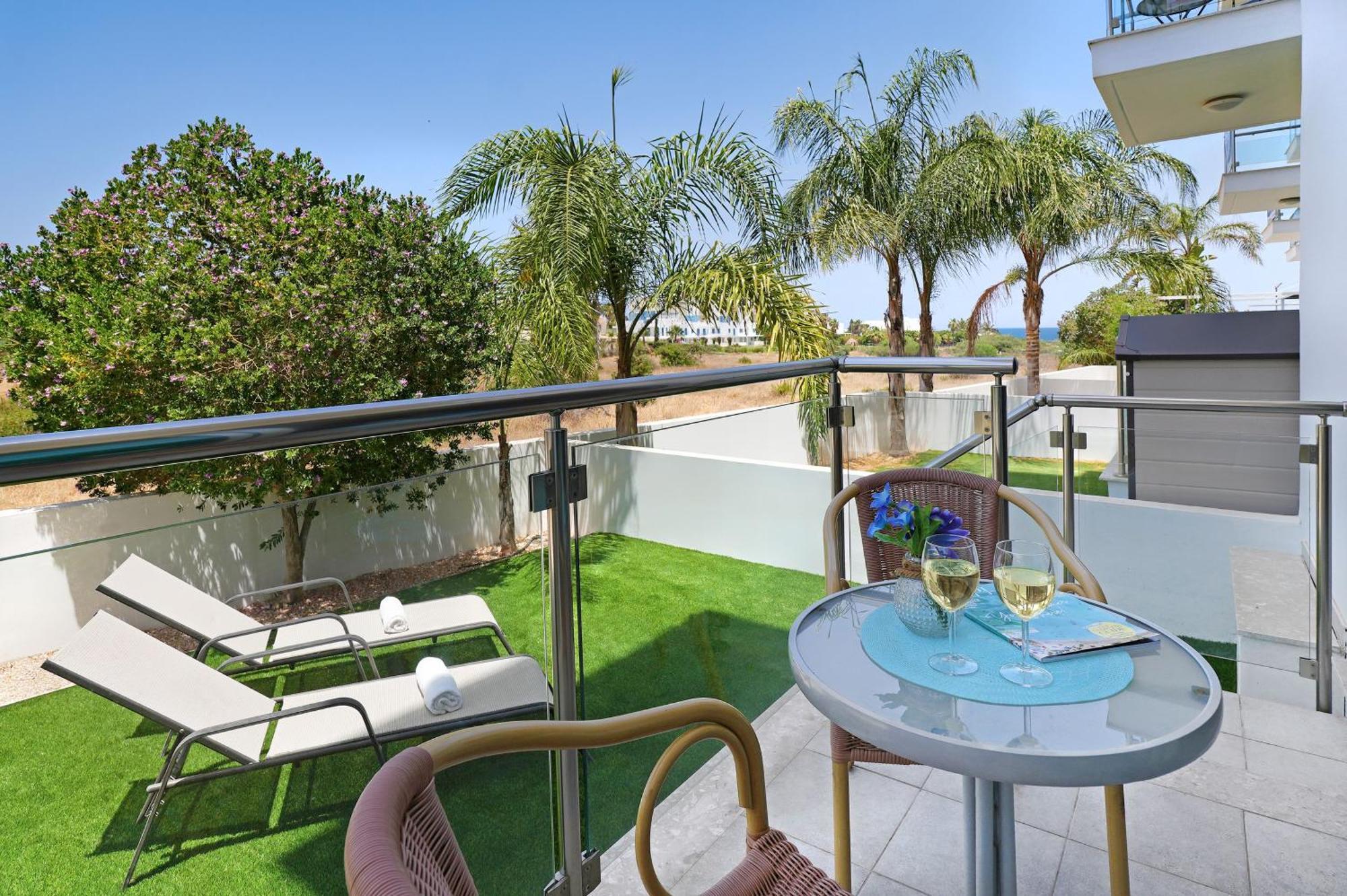 Meryl - Coralli Beachfront Apartment Protaras Bagian luar foto